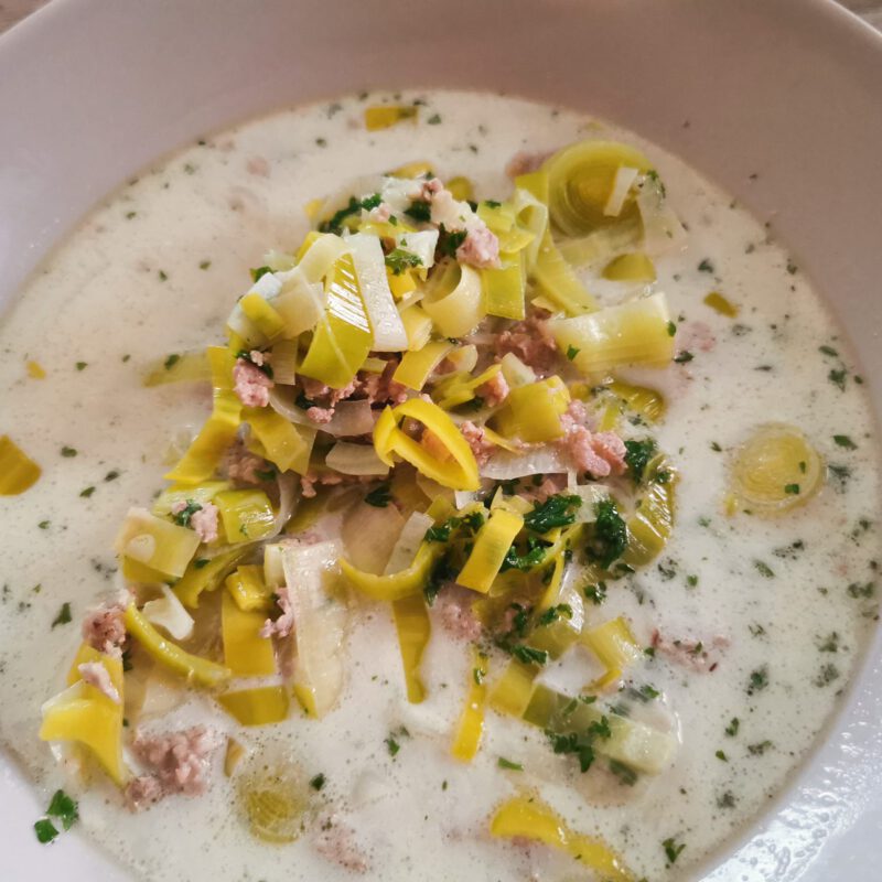 Rezept: Käse-Lauch-Suppe mit Hackfleisch
