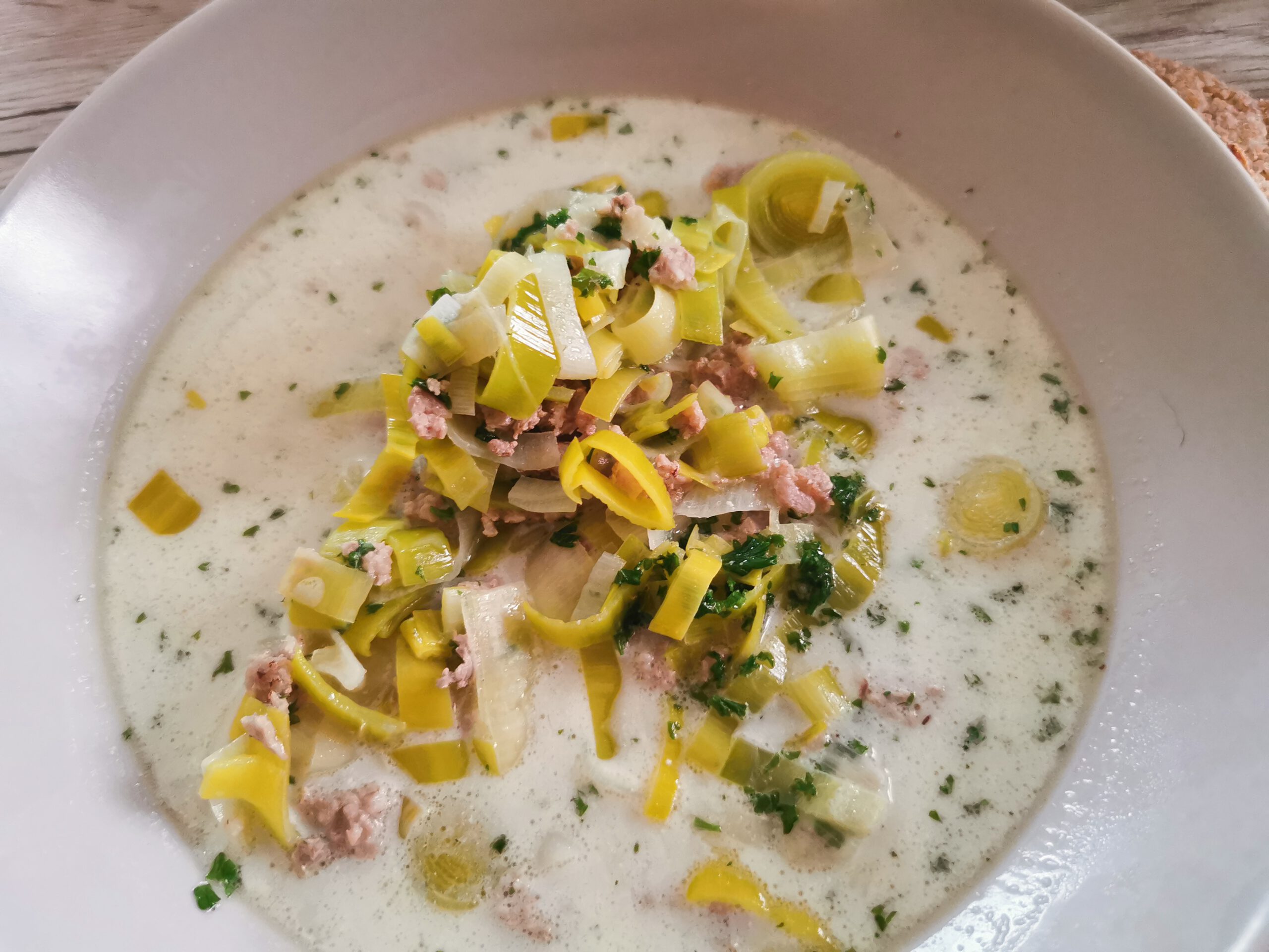 Du betrachtest gerade Rezept: Käse-Lauch-Suppe mit Hackfleisch