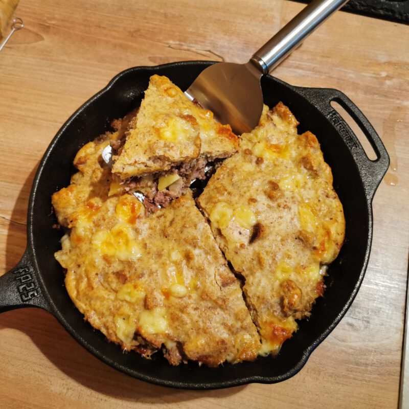 Rezept: Deftige Hack-Pfanne mit Kaspressknödeltopping
