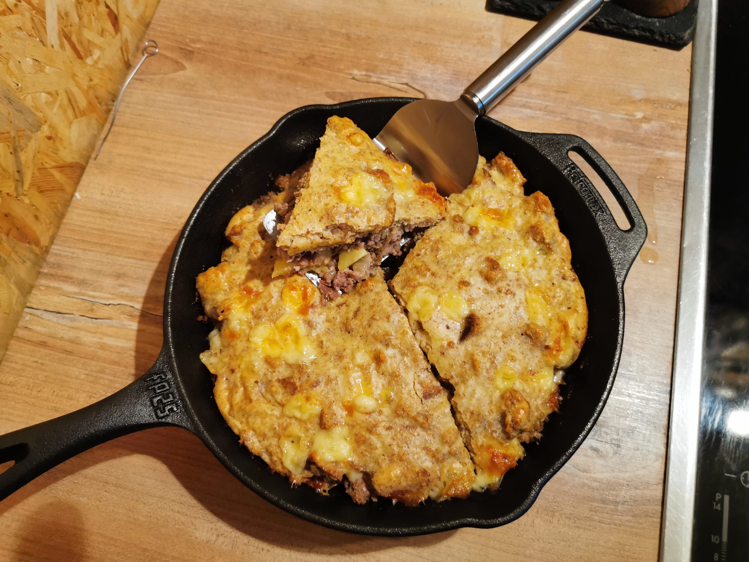 Du betrachtest gerade Rezept: Deftige Hack-Pfanne mit Kaspressknödeltopping